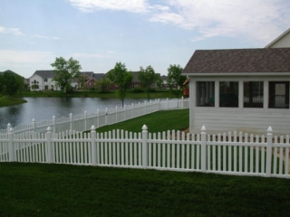 installing a white vinyl fence around Cincinnati