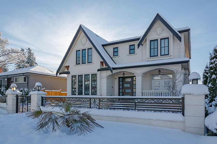 Wood vs. Vinyl Fence: Which Material Holds up to Ohio Weather?